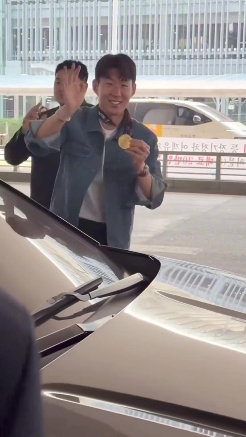 衣錦還鄉(xiāng)！孫興慜返回韓國(guó)，眾多女球迷讓其把歐聯(lián)獎(jiǎng)牌戴上